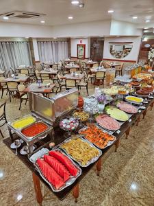 聖保羅的住宿－Hotel Dan Inn Planalto São Paulo，长桌,长桌里放着不同种类的食物