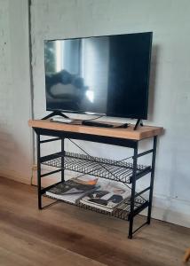 uma televisão sentada numa bancada com uma televisão nela em Confortable apartamento-monoambiente en Mercedes em Mercedes
