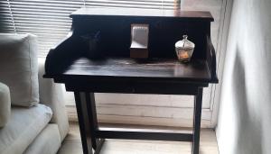 Confortable apartamento-monoambiente en Mercedes في مرسيدس: طاولة سوداء عليها شمعة