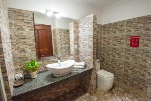 un bagno con lavandino e WC di Mad Monkey Hostel Siem Reap a Siem Reap