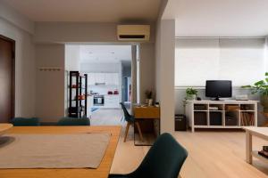 Televízia a/alebo spoločenská miestnosť v ubytovaní Elektra Suite