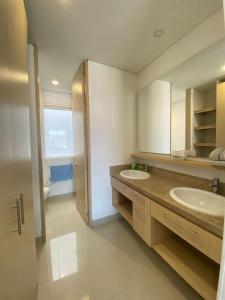 a bathroom with two sinks and a mirror at Resort de Reserva del Mar in Santa Marta