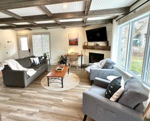 sala de estar con 2 sofás y TV en Hike BIke Chill, en Collingwood