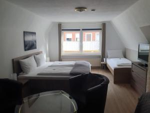 Ein Bett oder Betten in einem Zimmer der Unterkunft Alt-Emder Bürgerhaus
