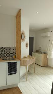 - une cuisine avec un comptoir et une table dans une pièce dans l'établissement Chambre d'amour, à Villeneuve-lès-Avignon