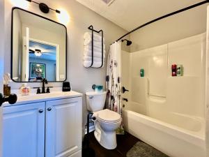 Ένα μπάνιο στο 190 Overbrook Drive Swanky Swangos Dream Home by Jess +18 φωτογραφίες