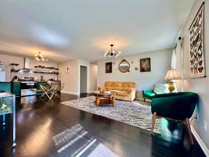 Η κουζίνα ή μικρή κουζίνα στο 190 Overbrook Drive Swanky Swangos Dream Home by Jess