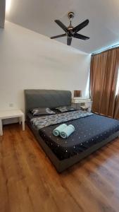 een slaapkamer met een bed en een plafondventilator bij Vivacity Apartment Kuching Jazz 2 125 in Kuching