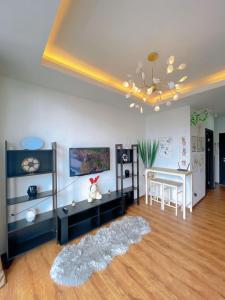een woonkamer met een tafel en een kroonluchter bij Vivacity Apartment Kuching Jazz 2 125 in Kuching
