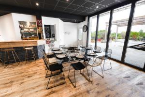 Restoran atau tempat makan lain di LE PADDOCK "Maison 220 m2 pour 8 à 12 personnes"