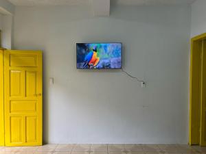 Μια τηλεόραση ή/και κέντρο ψυχαγωγίας στο Yellow Door - 2 bedroom 1 bath