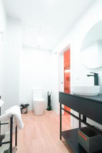 een badkamer met een wastafel en een toilet bij EDomus Duque Boutique in Sevilla