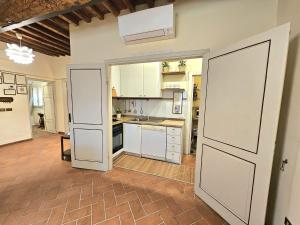 Dapur atau dapur kecil di Lucca Walls Dream - Air Cond - Wi-Fi - Panoramic in front of the historical Walls -