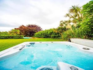 a jacuzzi tub in a yard at Crofton House Hotel in Torquay