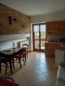 uma cozinha e sala de jantar com mesa e cadeiras em La Casa di Cardini em San Giacomo