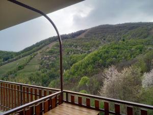 a balcony with a view of a mountain at La Casa di Cardini in San Giacomo