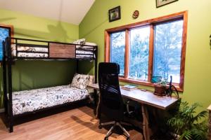 1 dormitorio con escritorio y literas en Whimsical Lakefront Chalet en Monticello