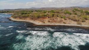 una vista aérea de una isla en el océano en Casa Lagarto Beachfront, en Venado