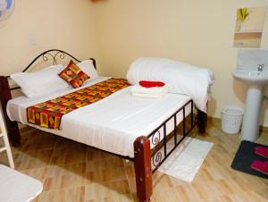 1 dormitorio con 1 cama y lavamanos en una habitación en Pury Bnb's, en Marigat