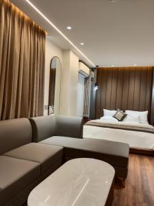 une chambre d'hôtel avec un lit et un canapé dans l'établissement Western Blu INN, à New Delhi