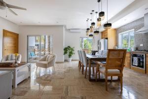 a kitchen and dining room with a table and chairs at Apartamento en Residencial Jardines de Monserrat in Las Terrenas