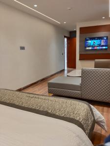 Televízia a/alebo spoločenská miestnosť v ubytovaní Western Blu INN