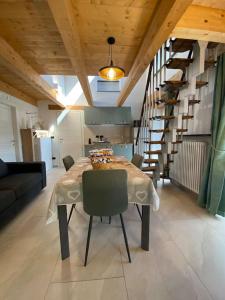 een eetkamer met een tafel en een trap bij Villa Giulia - Argentera in Peveragno