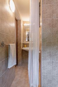 ein Bad mit einer Dusche mit einem weißen Duschvorhang in der Unterkunft La Piana in Pian dʼOrsina