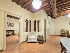 - un salon avec un canapé et une table dans l'établissement Lucca Walls Dream - Air Cond - Wi-Fi - Panoramic in front of the historical Walls -, à Lucques
