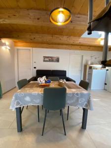 een eettafel met stoelen en een tafel en een plafond bij Villa Giulia - Argentera in Peveragno