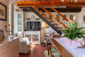 ein Wohnzimmer mit einer Treppe und einem TV in der Unterkunft La Piana in Pian dʼOrsina