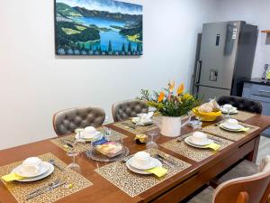 tavolo da pranzo con sedie intorno con di Dreamscape Villa a Ponta Delgada