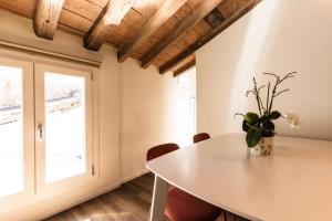 una sala da pranzo con tavolo e finestra di Blasmatorti Suite a Reggio Emilia