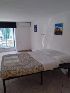 Amedeo Square في نابولي: سرير في غرفة عليها منشفتين