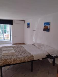 łóżko w pokoju z oknem w obiekcie Amedeo Square w mieście Napoli