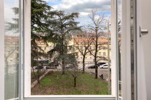 une fenêtre ouverte avec vue sur la ville dans l'établissement Flats4rent Chiara, à Vérone