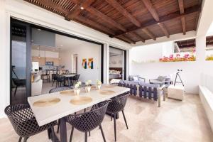 una sala da pranzo con tavolo e sedie di Luxury Seafront Residence in Boutique Development a El Pescadero