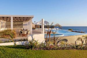 una casa con piscina junto al océano en Beachfront Retreat in Cerritos, en El Pescadero