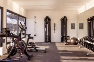 un gimnasio con cintas de correr y equipos de ejercicio en una habitación en Residence 201 New Oceanfront Resort Style Amenities Cerritos, en El Pescadero