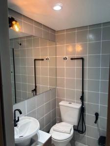 カンピーナスにあるAp Smart Hubのバスルーム(トイレ、洗面台付)