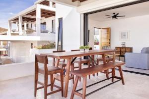 Χώρος καθιστικού στο Residence 302 New Elegant Oceanfront and Stunning Sunsets Cerritos