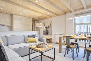 a living room with a couch and a table at Luderna - Apartamento Val de Ruda A38 de Sanèla in Baqueira-Beret