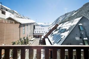 a balcony with snow on the roofs of buildings at Luderna - Apartamento Val de Ruda A38 de Sanèla in Baqueira-Beret