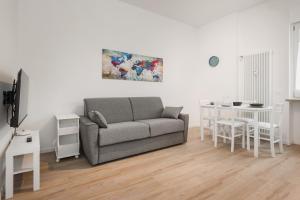 - un salon avec un canapé et une table dans l'établissement Flats4rent Chiara, à Vérone