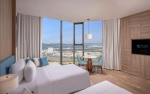 下龍灣的住宿－À La Carte Halong Bay，酒店客房设有一张大床和一台电视。