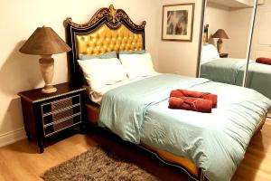 1 dormitorio con cama, lámpara y espejo en Stylish Deluxe 2BDR Guest Apartment, en Hamilton