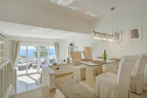 ein Wohnzimmer mit Esstisch und Stühlen in der Unterkunft 2 Bedroom Apartment - Terrace & Sea View - Los Gigantes in Acantilado de los Gigantes