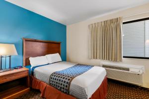 Habitación de hotel con cama y ventana en Americas Best Value Inn - Lincoln Airport en Lincoln