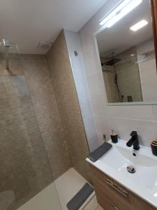 a bathroom with a sink and a shower at Apartamento Reload Complex Amaya Fuerteventura in Costa de Antigua