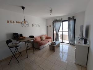 salon z kanapą i stołem w obiekcie Apartamento Reload Complex Amaya Fuerteventura w mieście Costa de Antigua